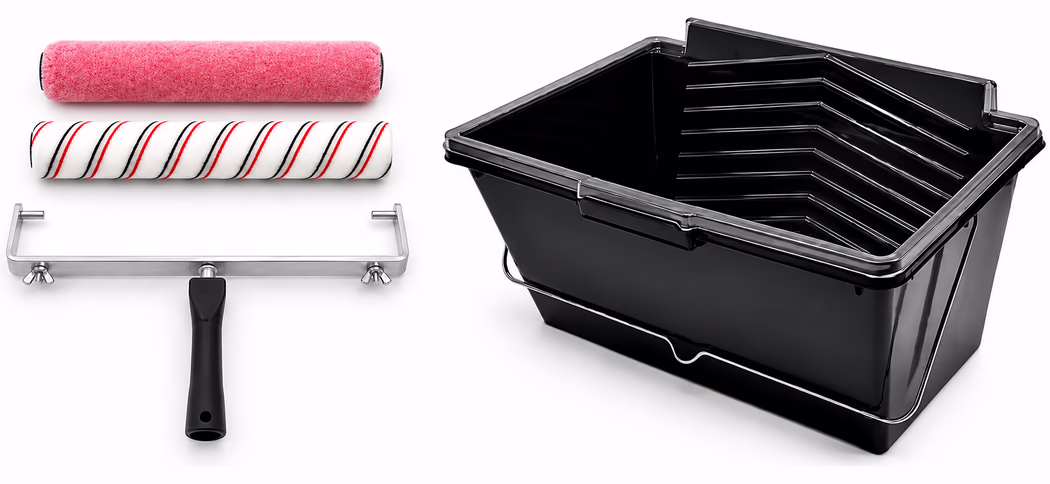 Pajarito_Dummy_190527_Roll and Go XXL_2026-06 Top-down photo of a painter's roller set on a white background: two cylindrical roller covers at the top — one pink textured nap and one white cover with black and red spiral stripes — a metal roller frame with a black ergonomic plastic handle below them, and a large black plastic paint tray with a ribbed incline and chrome-plated metal handle on the right. The tools are clean, new and neatly arranged, with visible surface textures, shiny metal details and soft shadows.