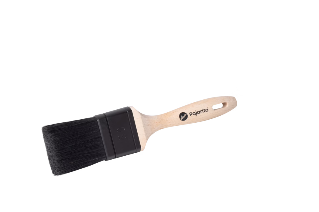 Pajarito_Dummy_Flat brush Nature Mix P-Line_179080_179081_179082_179083_2024-02 A flat paintbrush with a light wooden handle, dense black synthetic bristles and a black metal ferrule. The handle features the 'pajarito' logo and a hanging hole; the brush is photographed on a white background.
