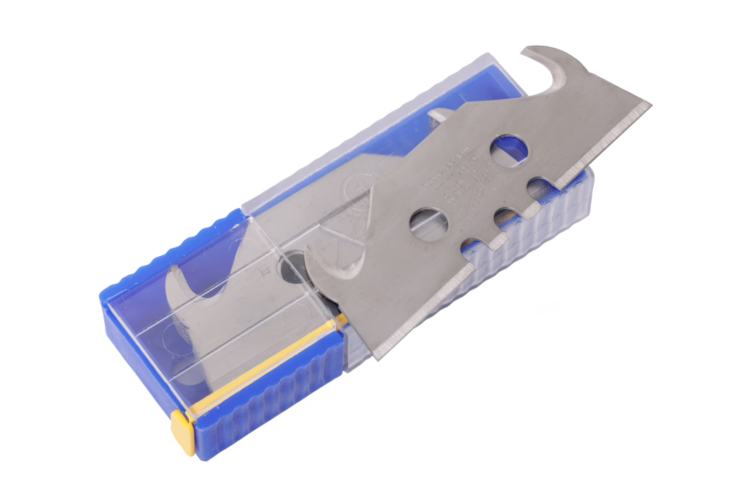 Pajarito_Dummy_Combined blades Performance Line_034020_2021-11 A close-up image of a steel tool blade partially visible within a blue plastic case. The blade has various cutting edges, including a hook shape and straight edges, designed for multi-purpose use. The plastic case is transparent with a ribbed texture and a yellow latch, indicating a secure closure.