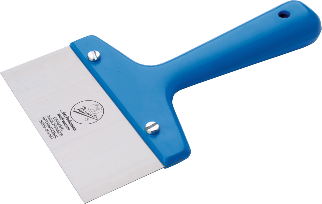 Pajarito_Dummy_Universal spatula_021026_2021-02 A blue-handled scraper with a stainless steel blade, ideal for various scraping tasks. The blade is wide and flat, suitable for smoothing surfaces or removing substances like paint or glue. The handle, designed for ergonomic grip, features a round hole at the end for easy storage. This tool is used in construction and renovation.