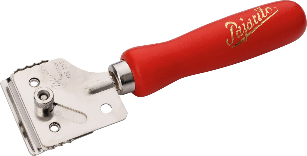 Pajarito_Dummy_Glass plane_084152_2021-02 A scraping tool with a polished metal blade and a red wooden handle, marked with the logo 'Pajarito'. The blade features a serrated edge for effective scraping, while the handle is ergonomically designed for a comfortable grip.