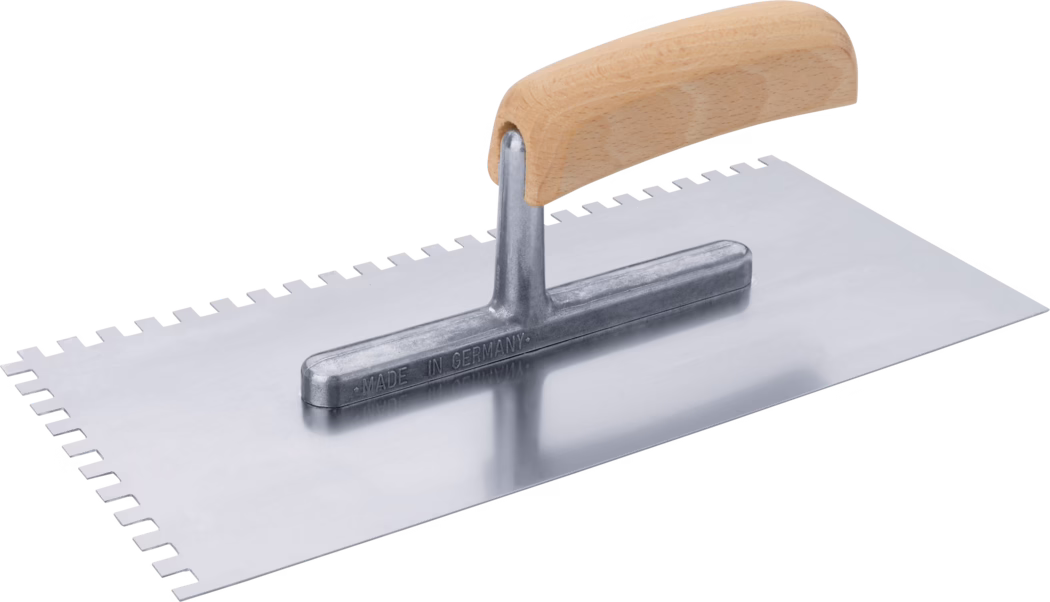 Pajarito_Dummy_Spreading trowel wooden handle notched_036580_ 089371_089372_089373_036584_089374_036592_2021-2 The image shows a stainless steel trowel with a wooden handle. The blade is flat and rectangular, featuring serrated edges on one side, which are designed for spreading materials such as adhesive or plaster evenly on surfaces. The handle is ergonomically shaped for a comfortable grip, and the overall design indicates that it is well-suited for construction or renovation tasks. The trowel is likely manufactured in Germany, as indicated by the engraving on the handle.