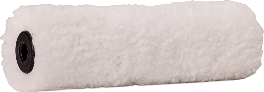 Pajarito_Dummy_Small roller Microfiber Performance Line_168963_168955_168956_168957_2021-11 A close-up image of a fluffy white paint roller with a black plastic end. The roller appears soft and is designed for applying paint smoothly over surfaces. The surface of the roller shows a texture that is likely intended to hold and distribute paint evenly.