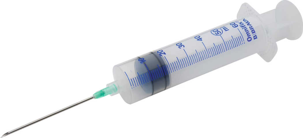 Pajarito_Dummy_Glue syringe_089417_ 089418_2021-02 A clear plastic syringe with a graduated measurement scale. The syringe has a light green translucent plunger and a sharp metal needle. The measurement markings range from 0 to 60 milliliters, indicated in blue, and the barrel contains an interesting gradient effect between the markings.