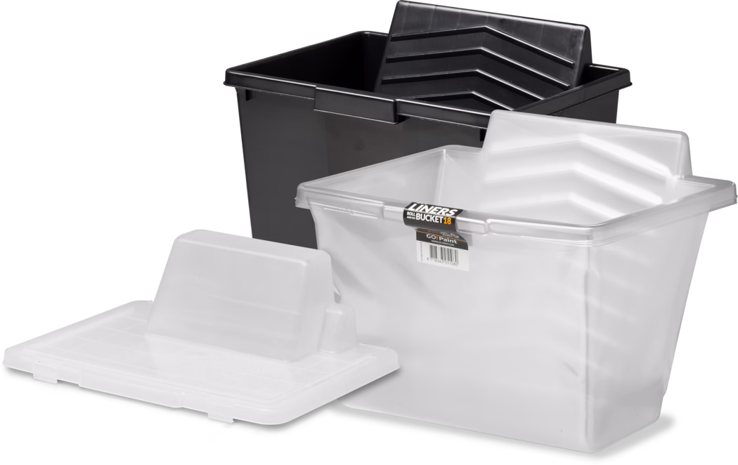 Pajarito_Dummy_Roll and Go Bucket Complett_021580_021610_021597_021616_021596_021611_2021-11 A set of paint buckets in various colors and sizes. The image showcases a black rectangular bucket in the back, a clear plastic bucket in the front, and a clear tray at the bottom. The buckets are designed for use in painting projects, and the clear bucket allows visibility of contents. The black bucket has a textured interior for easy mixing.