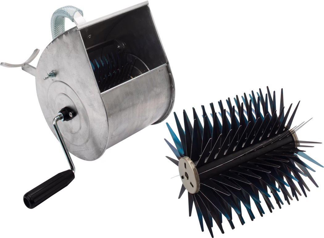 Pajarito_Dummy_Spray plasterer complete_014495_014496_2021-03 The image shows a metallic cylindrical device with a handle, designed for collecting debris such as leaves or small litter. The device features a roller mechanism on the front equipped with sharp, thin blades arranged in a spiraled pattern, which effectively gathers objects as it rolls across the ground.
