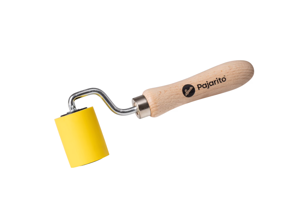 A paint roller with a yellow cylindrical roller and a wooden handle featuring the logo of the brand Pajaarito.