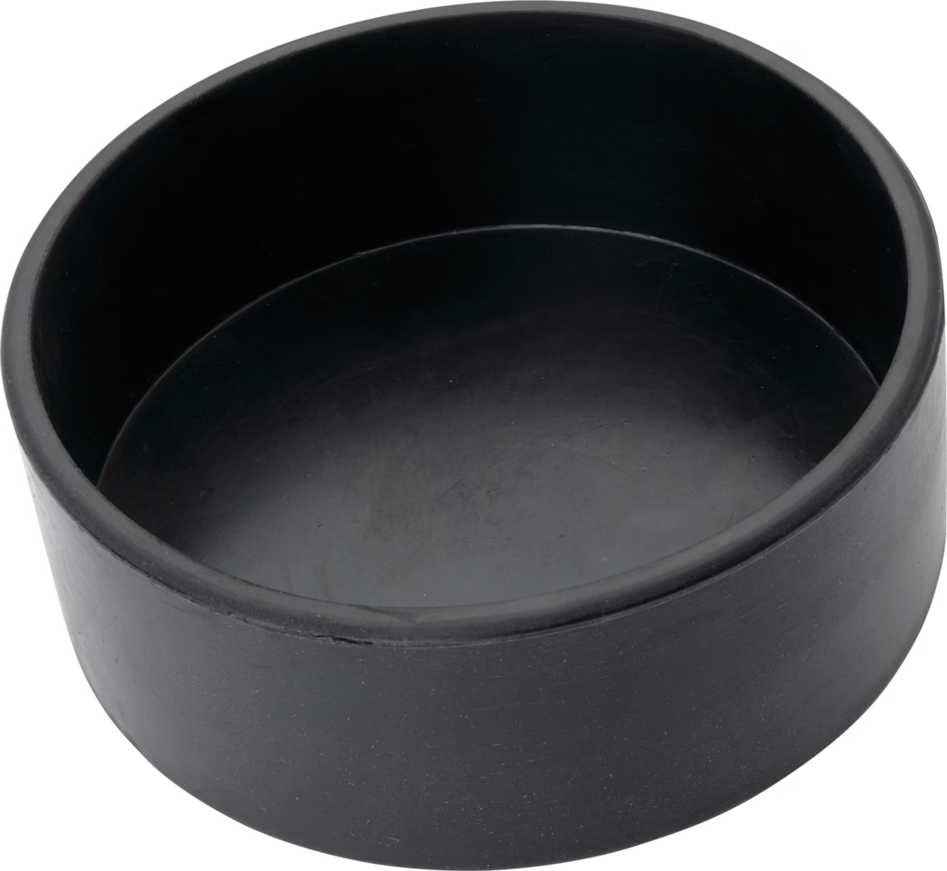 Pajarito_Dummy_Plaster cup cylindr Form rubber_038495_037186_2021-02 A black circular bowl made of rubber, featuring a smooth interior surface and a slightly rounded edge, ideal for pet feeding or other uses.