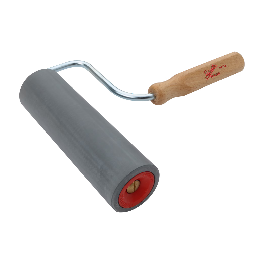 Pajarito_Dummy_Pressure roller foam rubber_034552_2021-02 This is a paint roller featuring a cylindrical roller covered with a smooth gray material. The roller is mounted on a metallic frame with a curved handle. The handle is made of wood and has a reddish-brown finish with a brand name printed on it. The roller is designed for applying paint smoothly over surfaces, making it a common tool in painting and decorating projects.