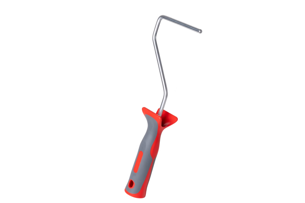 Pajarito_Dummy_Roller handle 2K handle 18 cm_168973_2024-02 A painting roller with a metallic handle and a comfortable red and gray grip, designed for easy application of paint on walls.