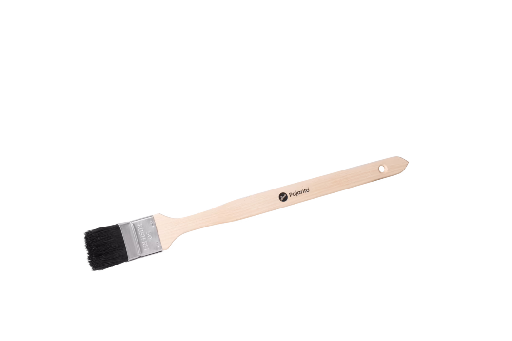 Pajarito_Dummy_Radiator brush Nature Mix P-Line_179064_179065_179066_179067_2024-02 A long wooden-handled paint brush photographed on a clean white background. The pale beech handle is slim and ergonomically shaped with a small round hanging hole at the end and a black 'pajarito' logo printed along the shaft. A crimped silver metal ferrule secures dense short black bristles; the ferrule is marked '50' and 'ROSTFREI', suggesting a 50 mm width and stainless construction. The brush is shown diagonally, highlighting the wood texture, neat bristle tips and metal clasp; it appears new and unused, suitable for edging, trim and detail painting.
