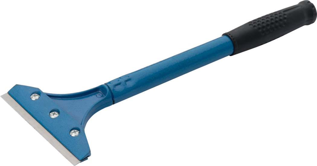 Pajarito_Dummy_Cleaning scraper_034898_2021-02 A blue scraper tool designed for removing materials from surfaces. It features a sturdy handle and a wide blade with a sharp edge, suitable for scraping paint, ice, or other substances.