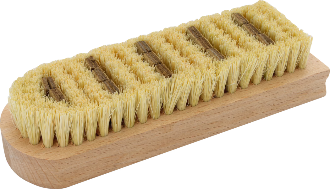 Pajarito_Dummy_Smoothing brush fibre bristle_014359_2021-02 A cleaning brush with a wooden handle and bristles made of natural fibers. The brush has a rectangular shape, with densely packed bristles on one side, suitable for scrubbing surfaces. The bristles are light in color and provide effective cleaning, while the wooden base gives it a sturdy and ergonomic feel.