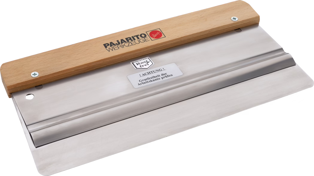 Pajarito_Dummy_Rapid spatula rounded Performance Line_012895_037291_2021-02 A stainless steel finishing tool with a wooden handle, featuring a smooth blade designed for plastering and smoothing surfaces. The blade has the text 'Achtung! Gratfreinheit der Arbeitskante prüfen' indicating caution regarding the edge's sharpness.