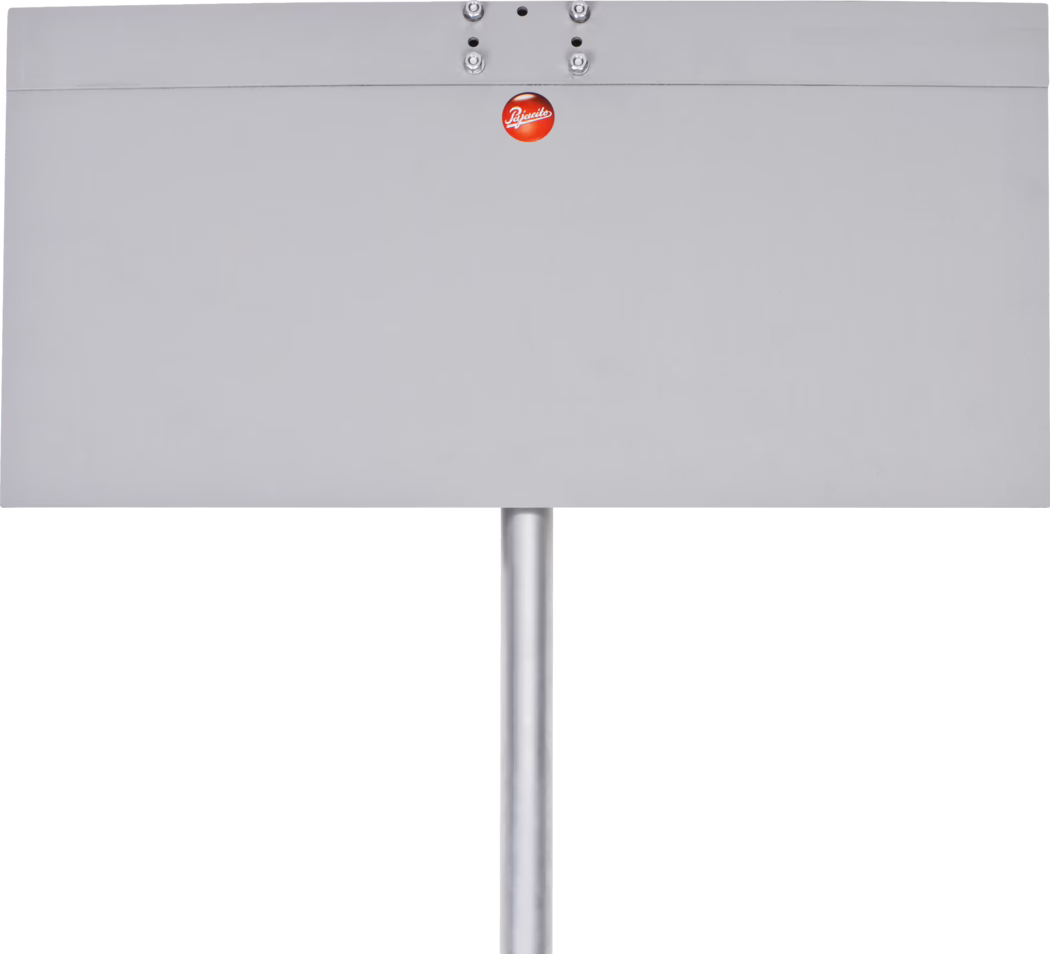 Pajarito_Dummy_Splash guard_163891_2021-03 A simple gray rectangular sign with a smooth surface, mounted on a silver pole. The sign features a small red circular logo at the top right corner. The background is plain, highlighting the sign's straightforward design.