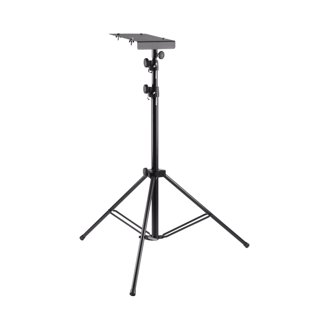 Pajarito_Dummy_Sunrise Stativ_177069_2023-08 Black adjustable tripod stand with a rectangular mounting plate on top, three telescoping metal legs with locking knobs, a center column for height adjustment and rubber feet; sturdy metal construction suitable for mounting speakers, projectors or other equipment; shown on a white background.