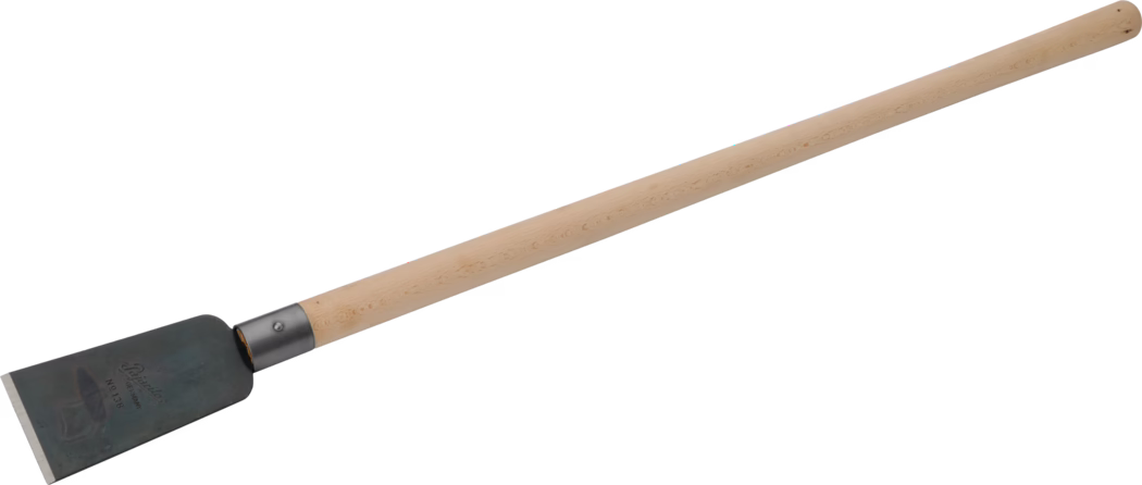 Pajarito_Dummy_Rusty pricker_034780_2021-02 A gardening tool with a wooden handle and a metal blade, designed for soil cultivation and weed removal. The blade is flat and wide, suitable for various gardening tasks. The handle is smooth, indicating a focus on ergonomics, allowing for comfortable use over extended periods.