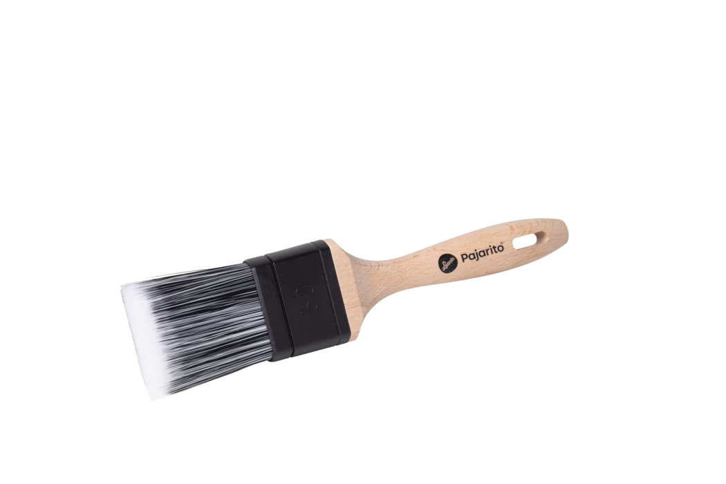 Pajarito_Dummy_Flat brush Water Maxx P-Line_179076_179077_179078_179079_2024-02 A high-resolution studio photo of a flat paintbrush with a wooden handle and synthetic black-and-white bristles. The handle is light beech wood with a smooth ergonomic shape and a hanging hole; the brand 'Pajarito' is printed on the handle. The ferrule is black plastic marked '50', holding dense, straight bristles that are white at the tips and black at the base. The brush lies on a clean white background, shown at a slight diagonal, emphasizing its flat, square bristle tip and professional finish.