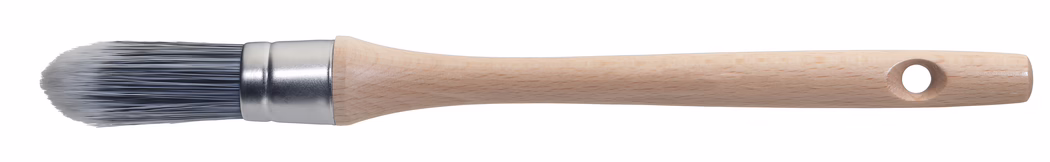 Pajarito_Dummy_xx_Water Maxx P-Line_2024-07 Round paintbrush with a light wooden handle, silver metal ferrule and gray synthetic bristles on a white background; the handle features a hanging hole.