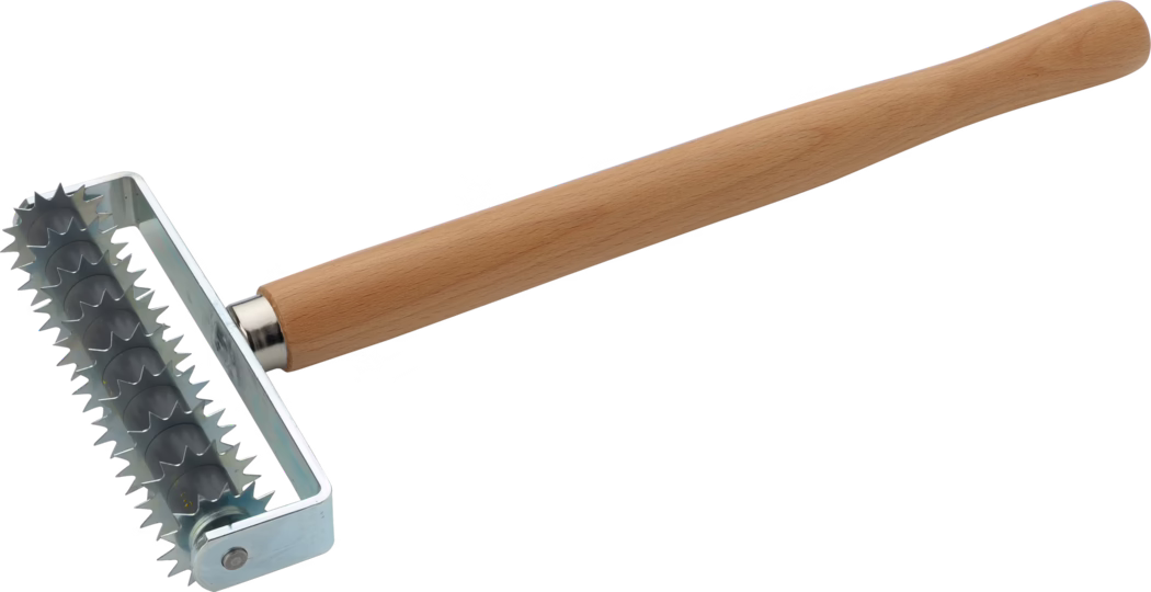 Pajarito_Dummy_Perforator Easy Line_038674_2021-02 A metal kitchen tool with a wooden handle and a rolling wheel covered in spikes, typically used for dough rolling or cutting.