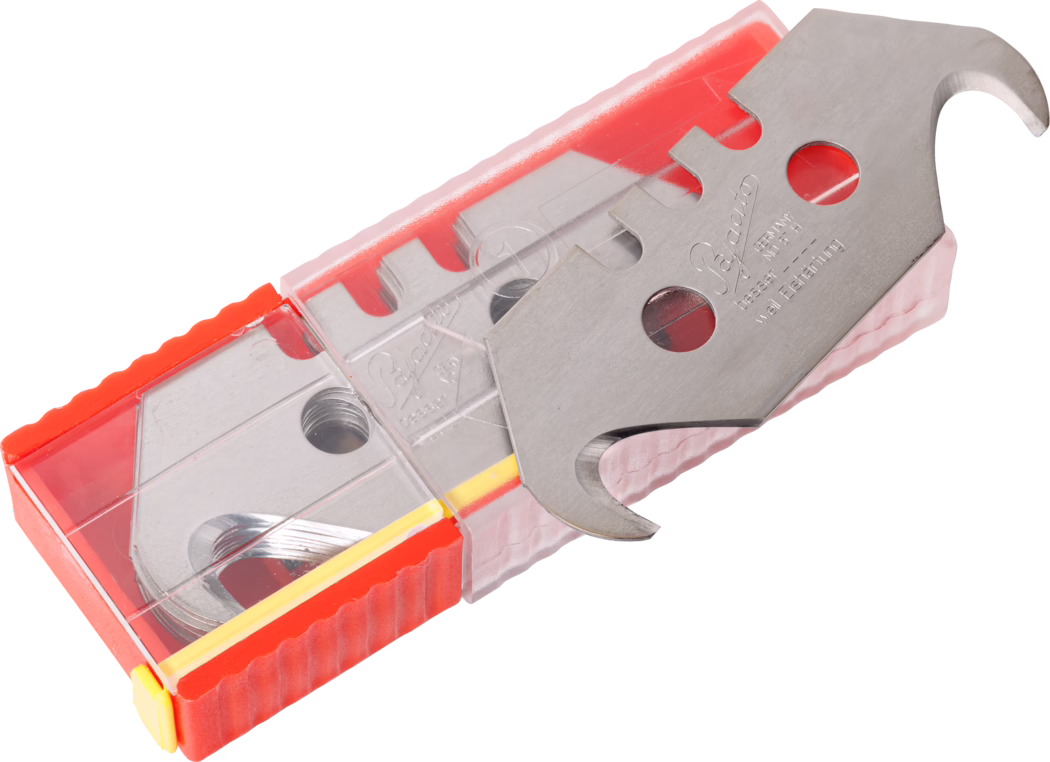 Pajarito_Dummy_Hooked blades large hole Performance Line_034029_2021-11 A set of double-edged razor blades displayed in a transparent plastic case with red edges. The blades are shiny and metallic, featuring a unique design with cutouts, and the case is designed for easy access and storage.