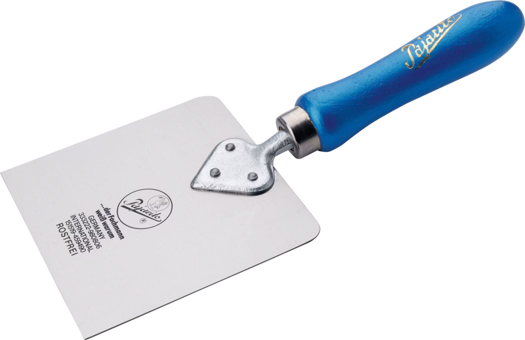 Pajarito_Dummy_Plaster spatula_012881_012882_012883_012884_012885_2021-02 A high-quality trowel with a blue handle and a shiny metal blade. The blade is rectangular and designed for precise application, with a logo and specifications printed on it.