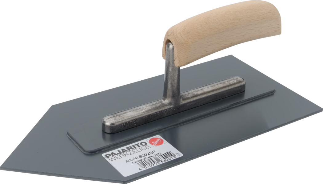 Pajarito_Dummy_Plastic smoothing trowel pointed_036595_2021-02 A trowel with a wooden handle and a metal blade, featuring a rectangular design. The blade is painted grey and has a tag showing the brand name 'Pajarito' along with an item number and a barcode. The handle is ergonomically shaped for ease of use.