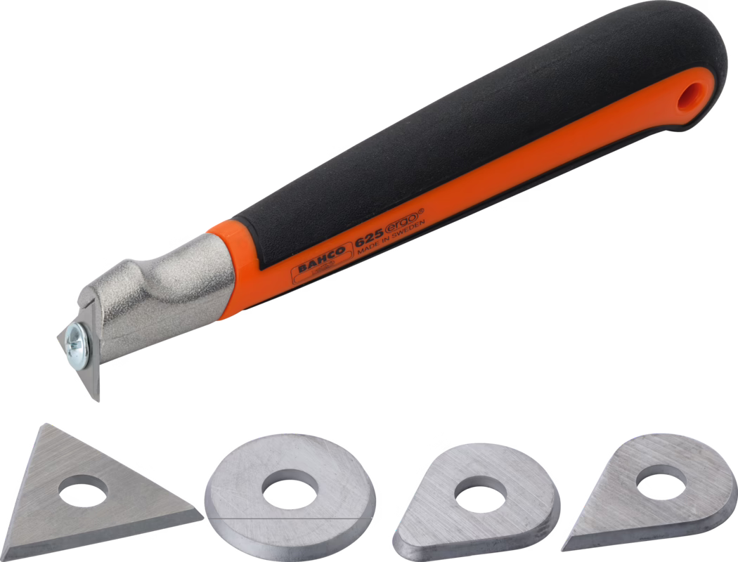 Pajarito_Dummy_Paint scraper mini Performance Line _038312_038314_038754_038756_038757_2021-11 A Bahco 625 ergo carving knife with a black handle and orange accents, accompanied by four interchangeable metal blades of various shapes including triangular and circular ones, positioned beside the knife.