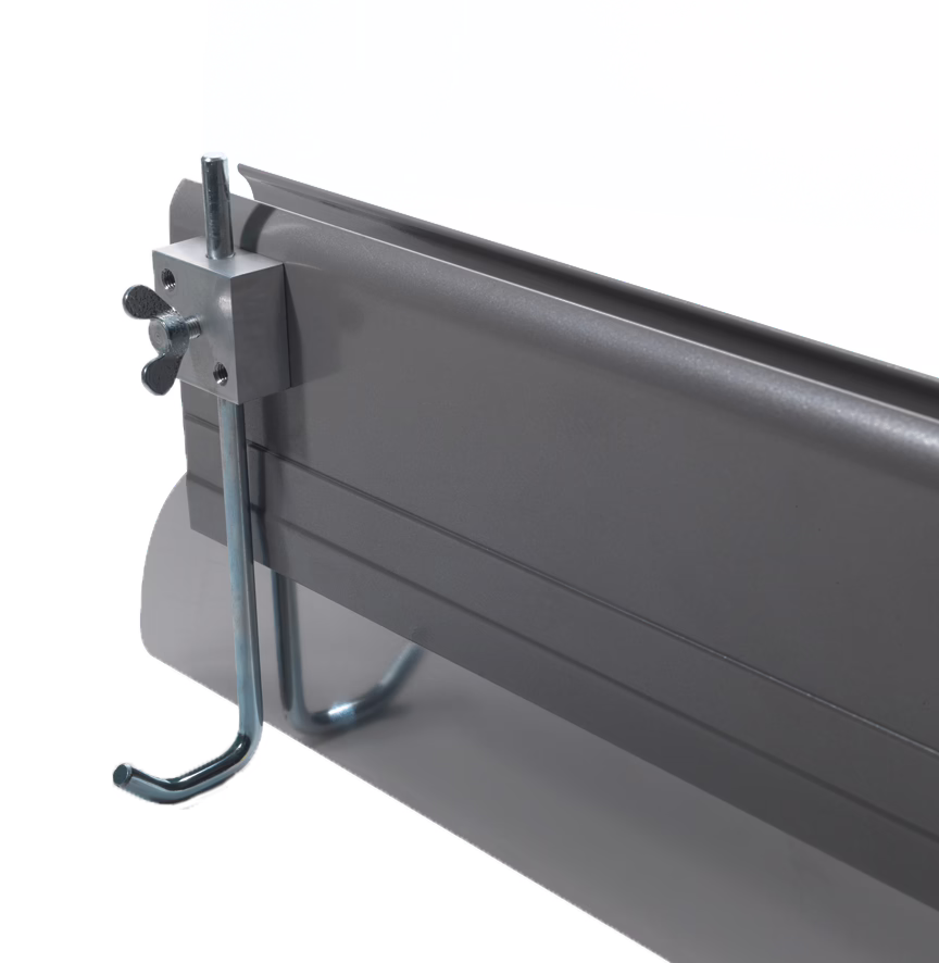 Pajarito_Dummy_Height adjustment set smoothing spatula_160457_2021-11 A close-up view of a metallic hardware piece, showcasing a horizontal gray bar with a vertical bolt and a hook mechanism. The design indicates utility in mounting or hanging applications.