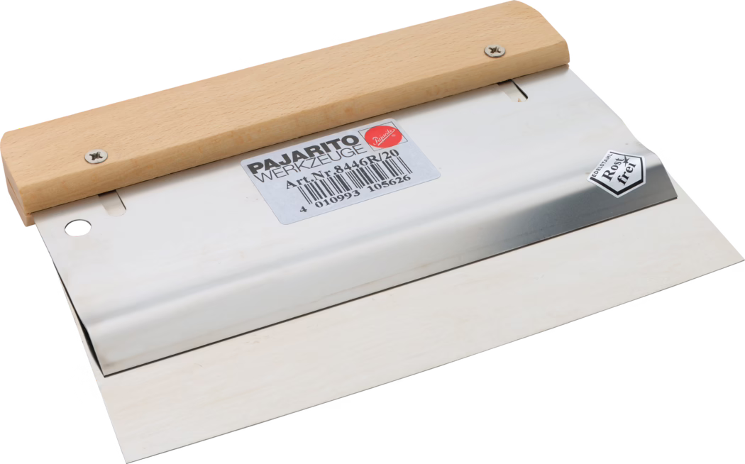 Pajarito_Dummy_Rapid spatula Easy Line_037842_077720_060542_2021-02 A metal trowel with a wooden handle, commonly used for plastering and smoothing surfaces. The blade is made of stainless steel, indicated by the 'rostfrei' label, and features a smooth edge for precise work.
